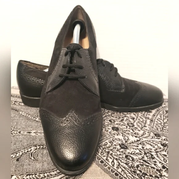 Salvatore Ferragamo Black Women's Lace-up Brogue Oxfords Size 8.5B - Picture 1 of 15